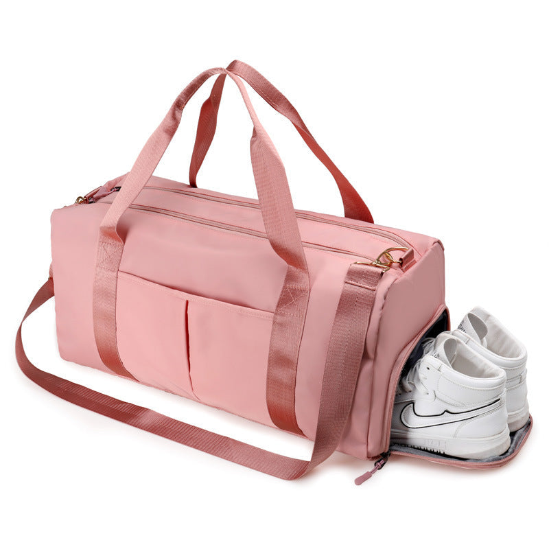 Travel duffel bag with shoe compartment